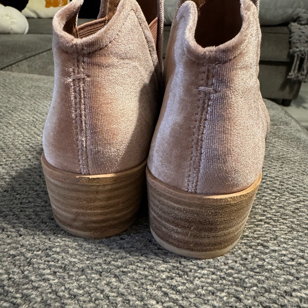 Dolce Vita Tay Velvet Ankle Booties in Rose - Picture 9 of 9